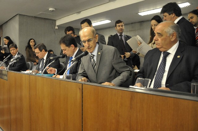 O deputado Dalmo Ribeiro Silva (à direita) é o autor do Projeto de Lei 1.120/15
