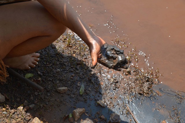 Indígenas da aldeia Naô Xohã viviam do Rio Paraopeba, mas em menos de 24 horas após o rompimento em Brumadinho, a lama de rejeitos já coloria o rio de vermelho