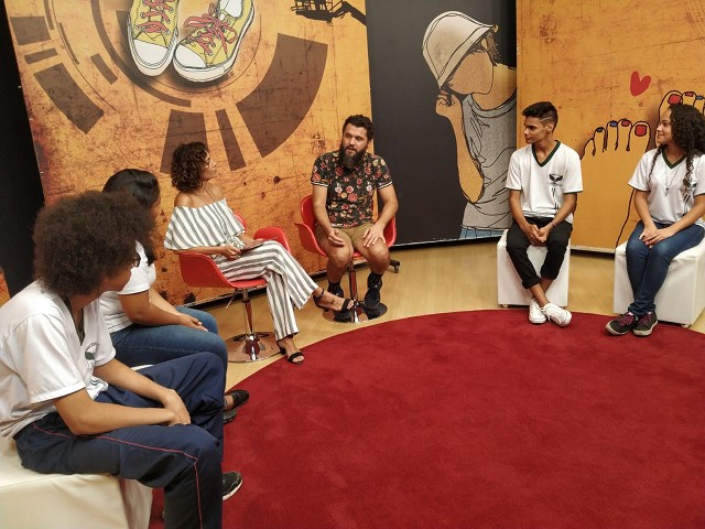 No estúdio, realizador de Contagem fala sobre desafios, prêmios, escolha de elenco, entre outras questões da produção audiovisual.