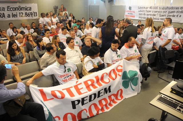 Os proprietários de casas lotéricas pediram o apoio dos deputados. Eles lotaram o Auditório, com faixas e camisetas