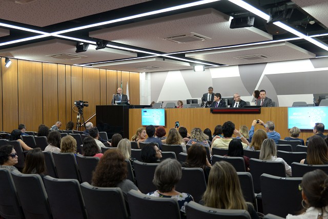 A audiência pública foi coordenada por um cerimonialista autista, que trabalha em instituição mantida pela Faculdade Milton Campos