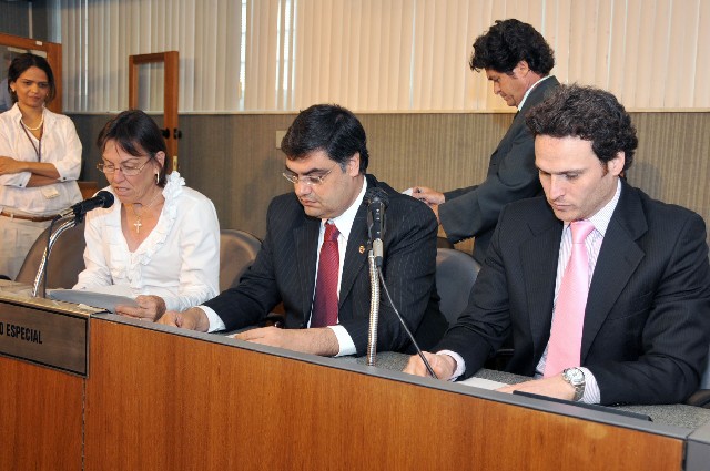 Lafayette de Andrada (ao centro) foi eleito presidente da comissão; Maria Tereza Lara é a vice