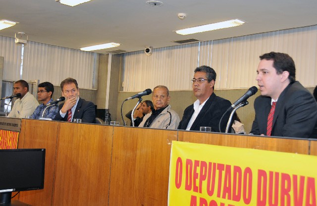 Moradores reivindicam as escrituras dos imóveis, o asfaltamento das ruas e a construção da rede pluvial
