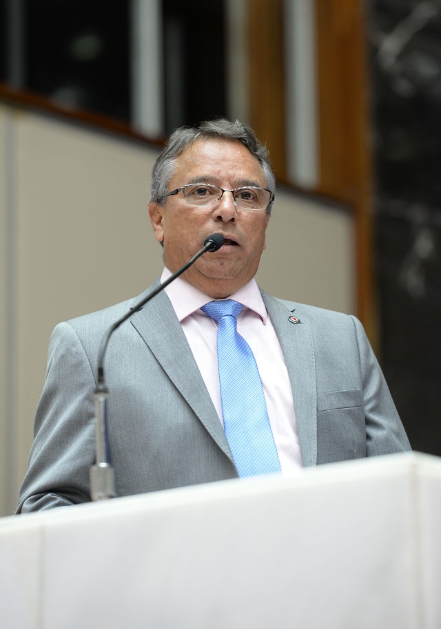Professor Irineu se manifestou contrariamente ao fim da escola integral