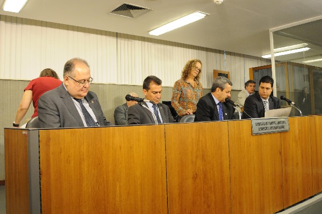 O relator, deputado Roberto Andrade (à esquerda), opinou pela aprovação do texto na forma do vencido
