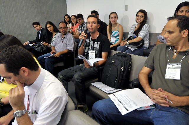 Cidadãos participam da reunião de revisão do PPAG