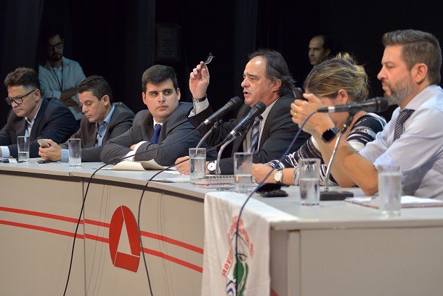 Comissão de Direitos Humanos - debate sobre a situação de São Sebastião das Águas Claras - Macacos