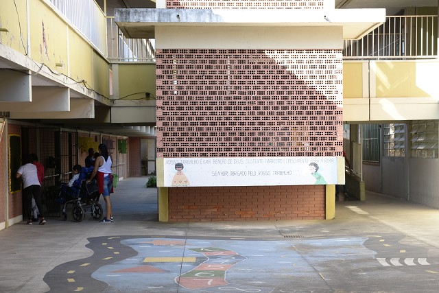 Prédio que é grande, poderia ser usado também para centro de convivência