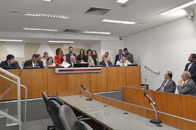 A PEC da Transparência, analisada pelos deputados da Comissão de Constituição e Justiça, é assinada por 29 parlamentares