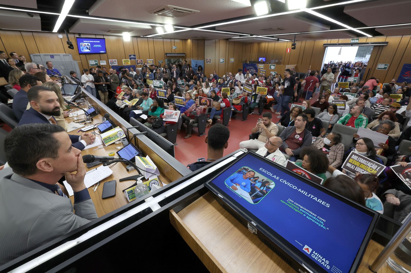 Comissão de Educação, Ciência e Tecnologia - debate sobre as Escolas Cívico-Militares