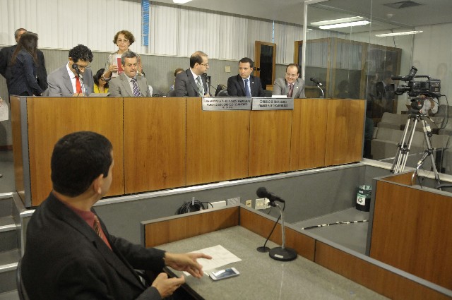 O relator do projeto na comissão opinou pela rejeição da emenda nº 1