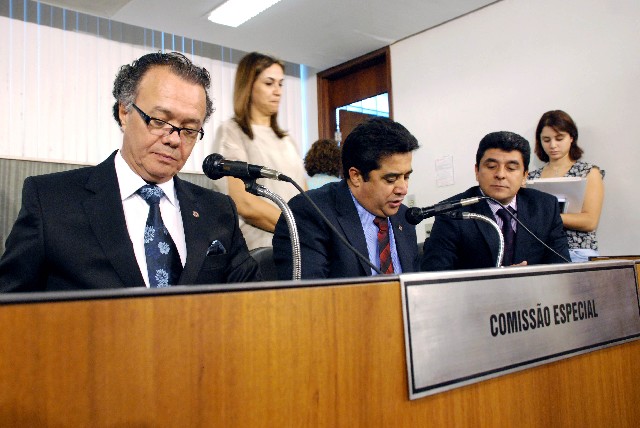 O deputado Sargento Rodrigues (centro) foi eleito presidente da comissão