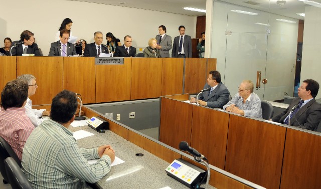 Convidados falam sobre a possibilidade de mudança do local para construção da ETE