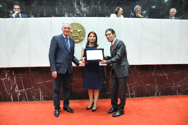 A presidente do Sindicato dos Médicos de Minas Gerais, Amélia Maria Fernandes Pessôa, recebeu do Legislativo mineiro uma placa alusiva a homenagem