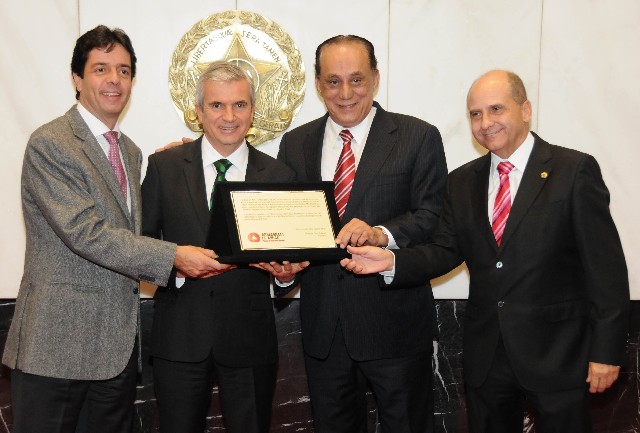 Os deputados entregaram placa alusiva em homenagem ao diretor-presidente da Alpargatas, Márcio Utsch