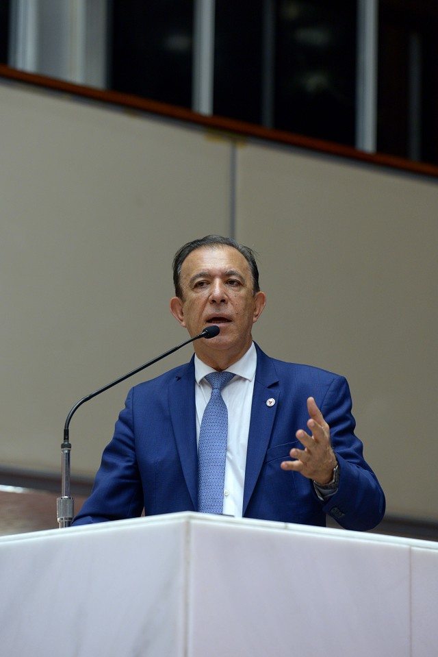 Delegado Hely Grilo pediu apoio do governo na liberação de licenças