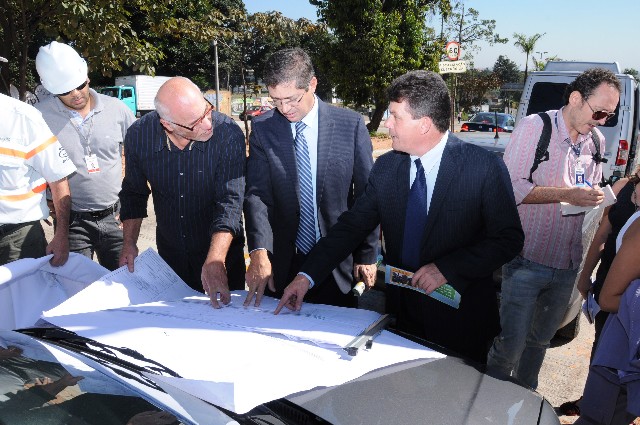 Os deputados Délio Malheiros e Duílio de Castro foram conhecer as obras do BRT