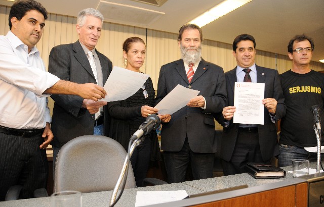 Representantes do Sindicato dos Servidores da Justiça do Estado entregaram carta de agradecimento aos deputados em reunião nesta quarta-feira