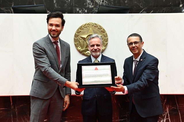 Reunião Especial - entrega do título de Cidadão Honorário a Gilberto Abramo