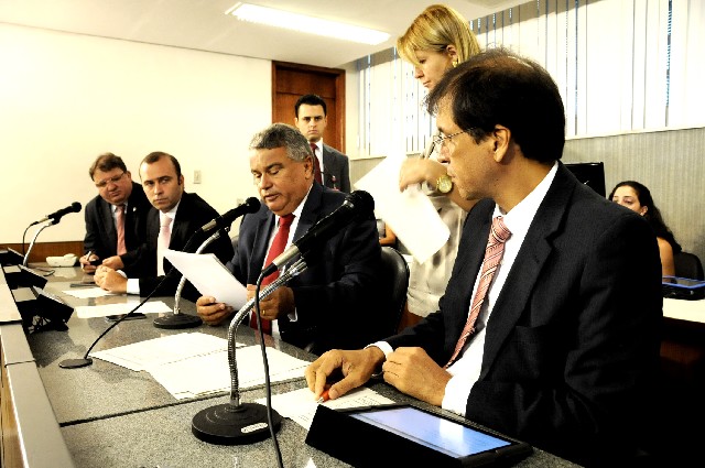 Ivair Nogueira (centro) foi um dos parlamentares que teve requerimento aprovado na comissão
