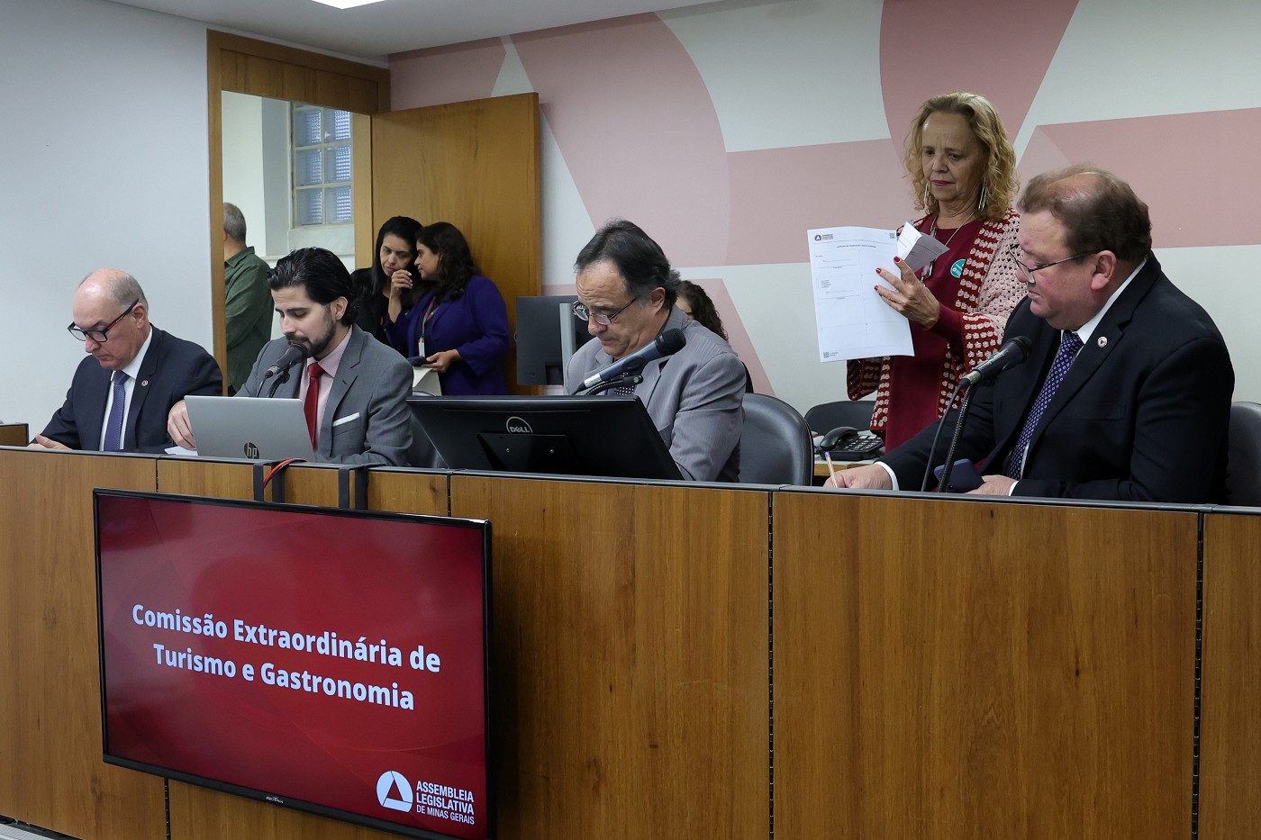Comissão Extraordinária de Turismo e Gastronomia - análise de proposições