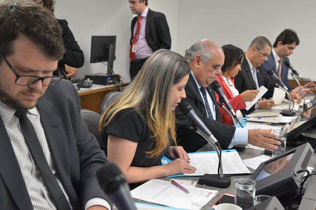 Deputados aprovam parecer pela legalidade de projeto que visa a dar conhecimento às famílias sobre material pedagógico de escolas