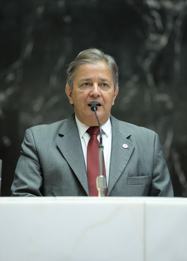 Para Carlos Pimenta, Cemig é burocrática, cara e não atende demanda dos mineiros