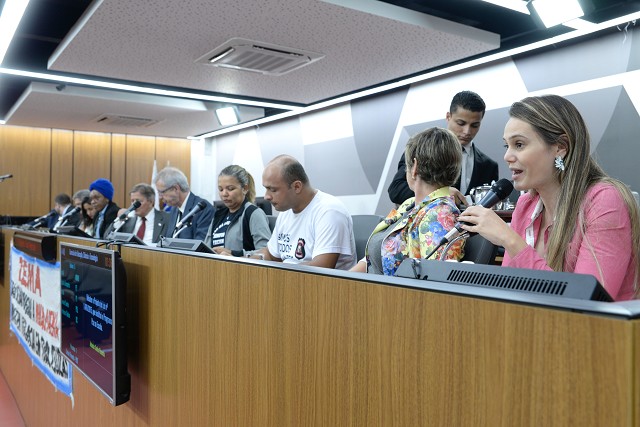 Andreza Gomes (à direita) mencionou política de prevenção do Estado nas escolas
