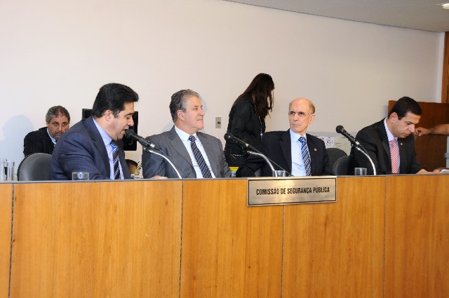 Parlamentares aprovaram quatro requerimentos de audiência públicas e visita na reunião desta terça-feira (12)