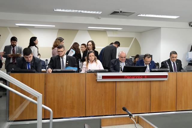 PL que obriga o Estado a emitir contracheques em braile para servidores com deficiência visual também teve parecer pela legalidade