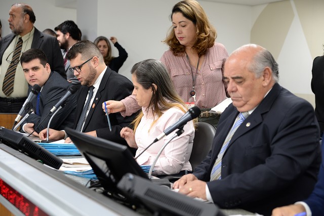 Substitutivo mantém a menção à fiscalização on-line pelo Tribunal, mas não exemplifica sobre que atos