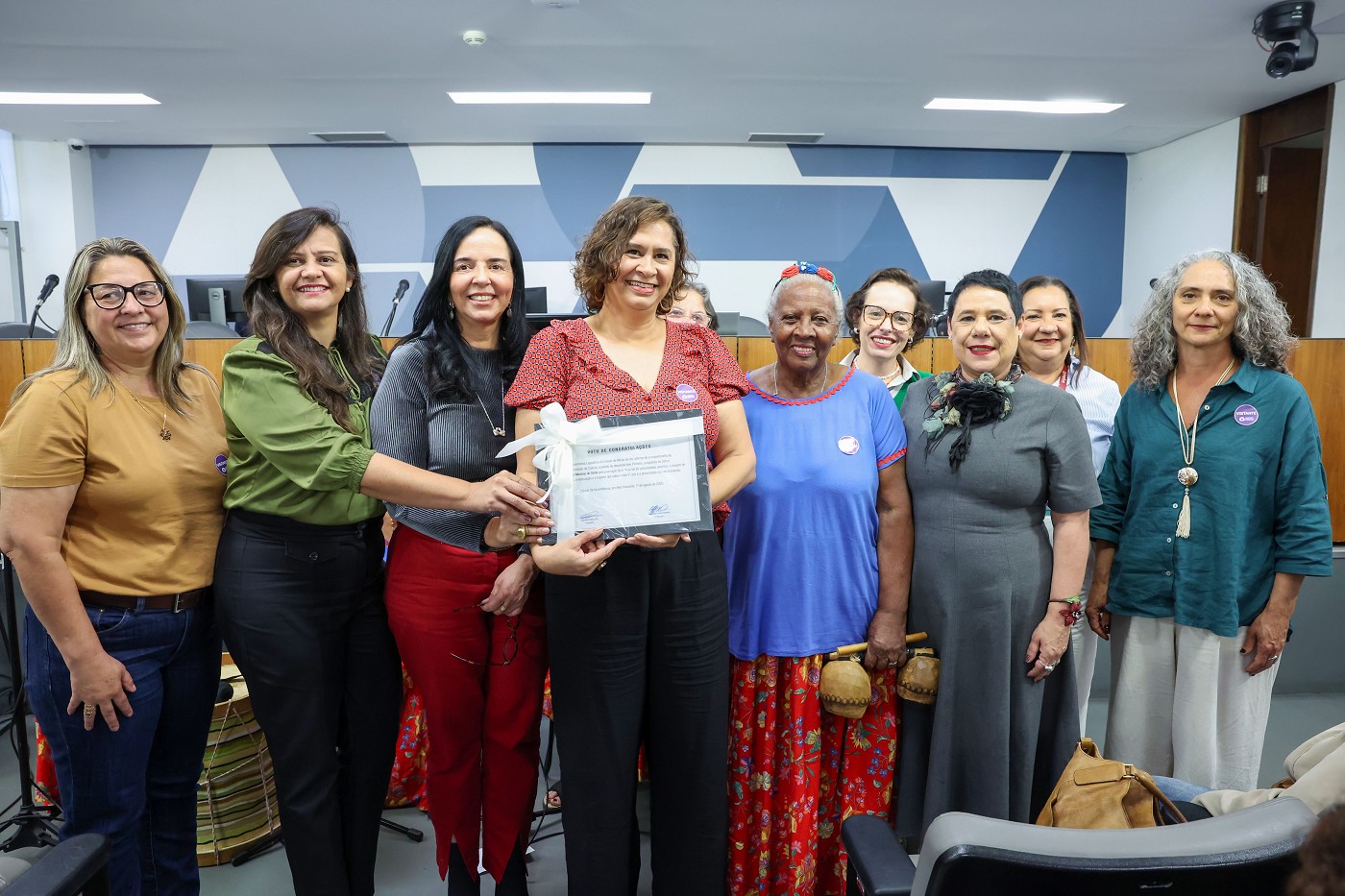 Comissão de Cultura - entrega de voto de congratulações ao Grupo Cultural Meninas de Sinhá
