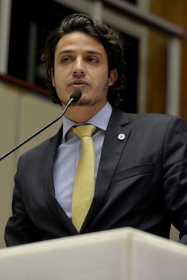 Doorgal Andrada questionou vice-líder do Governo sobre acordo