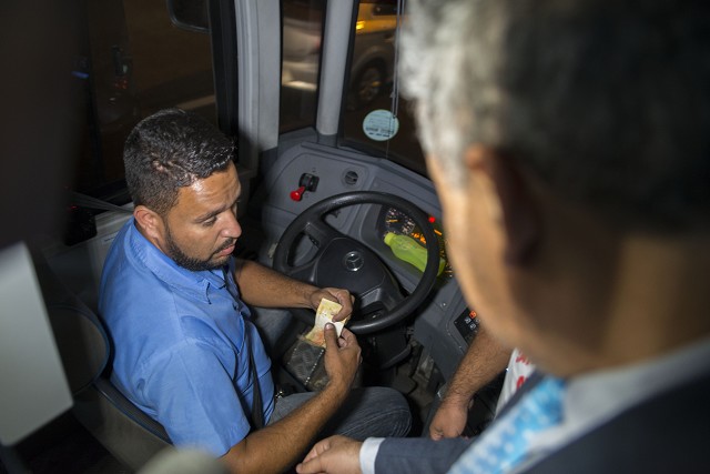 Sem o cobrador, motorista tem sobrecarga de trabalho e corre riscos