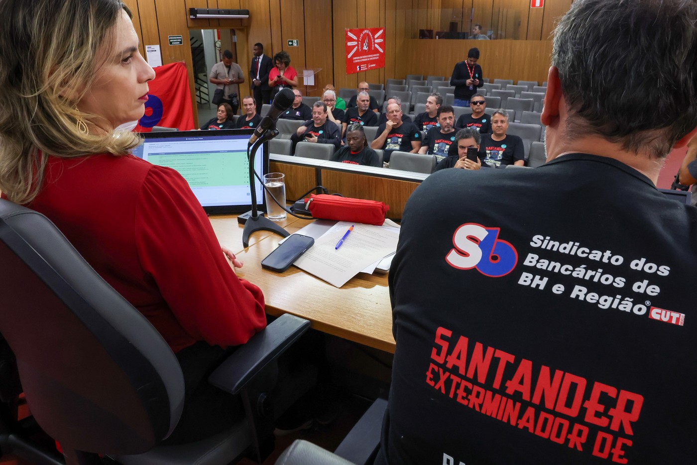 Comissão do Trabalho, da Previdência e da Assistência Social - debate sobre o fechamento de agências e de precarização das condições de trabalho no Banco Santander.