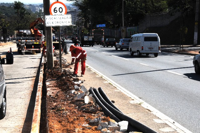 Obras do BRT na Avenida Antônio Carlos, nas proximidades do Viaduto São Francisco