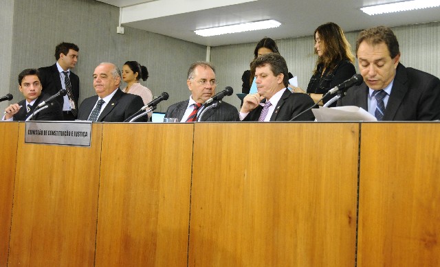 O deputado Luiz Henrique (à dir.) opinou favoravelmente à tramitação da matéria, na forma do substitutivo nº 1