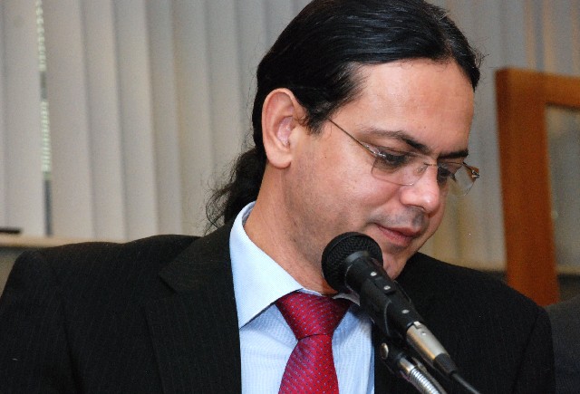 O relator e presidente da comissão, deputado Elismar Prado