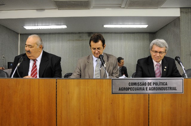 Requerimento para discutir cultura do feijão no Estado foi do deputado Antônio Carlos Arantes (ao centro)