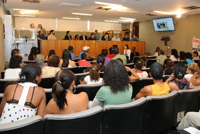 Famílias teriam ocupado área de risco de uma adutora da Copasa