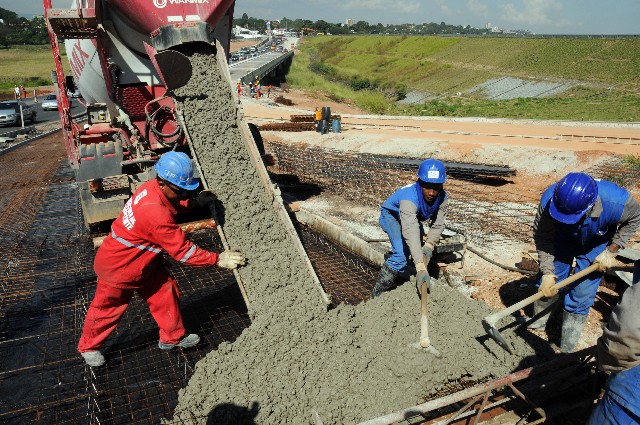 Obras do BRT na Avenida Pedro I, nas imediações da Barragem da Pampulha