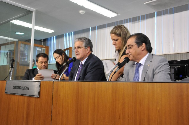 O deputado João Magalhães (à direita) foi eleito presidente da comissão