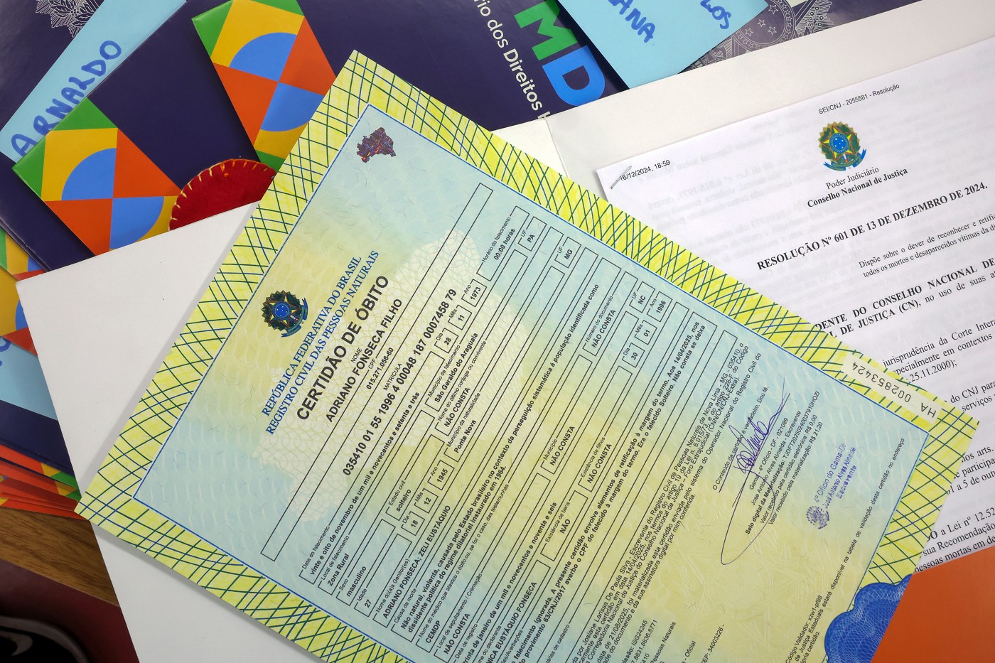 Comissão de Direitos Humanos- entrega de certidões de óbito revisadas para famílias de vítimas da ditadura militar