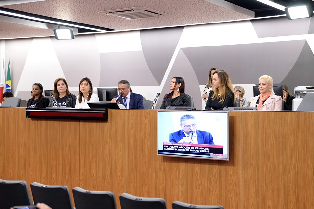 Autoridades debateram falhas do sistema de adoção de crianças e adolescentes