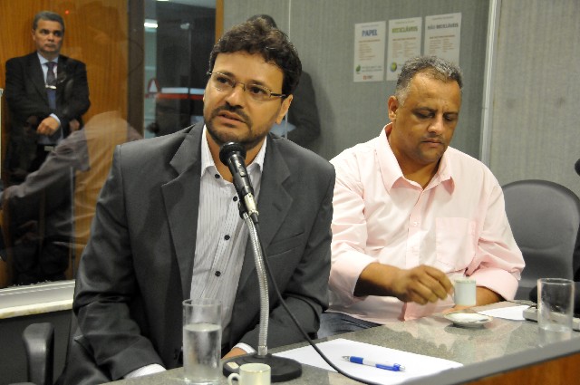 Segundo Santos (à esquerda), condutores de ciclomotores estão pagando IPVA retroativo a 2011 e DPVAT de 2014 e 2015