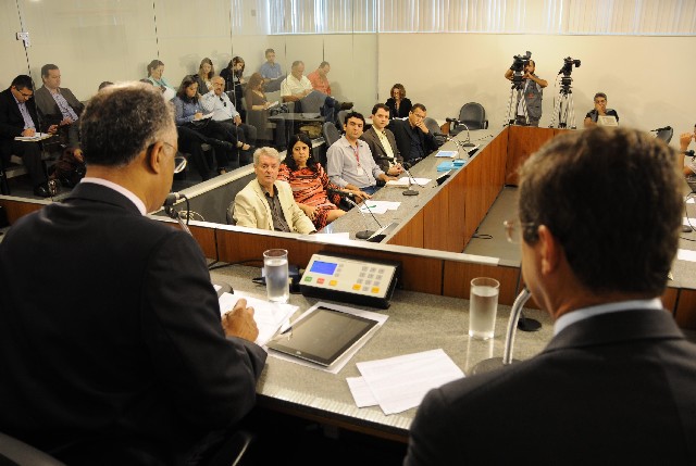 Deputados Célio Moreira e Délio Malheiros (de costas) e participantes da audiência pública