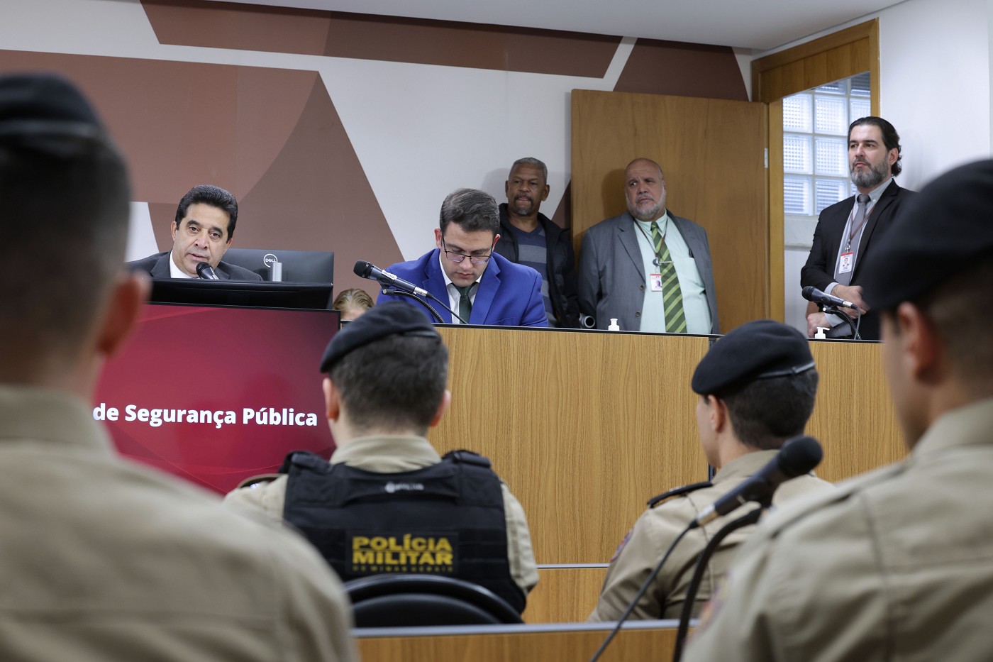 Comissão de Segurança Pública - entrega de votos de congratulações com os policiais militares da 5ª Companhia do 1º Batalhão da PMMG