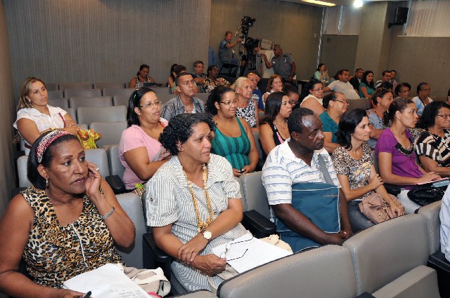 Integrantes do Movimento de Luta pela Moradia em reunião da Comissão de Direitos Humanos
