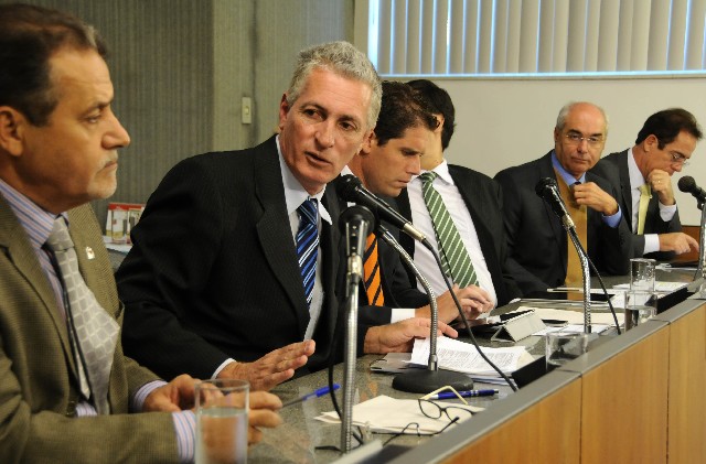 Rogério Correia, que solicitou a audiência, ressaltou que Governo do Estado não aplica em saúde e educação os percentuais mínimos previstos na Constituição Federal