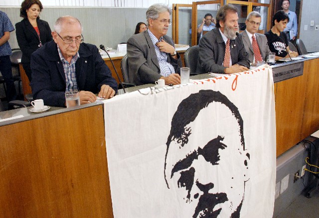 Audiência pública da Comissão de Direitos Humanos marcou o lançamento da obra, a pedido do deputado Durval Ângelo (centro)